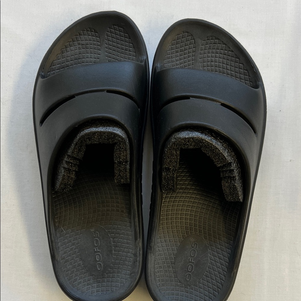 OOFOS Black Comfort Slides